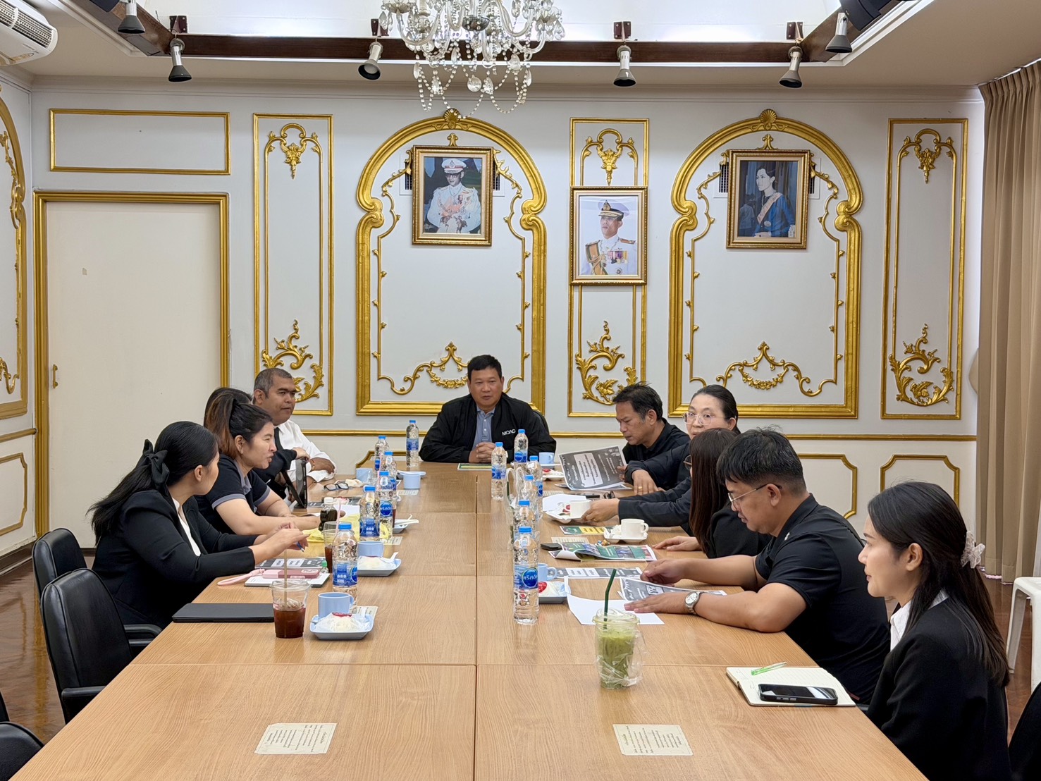 title - สวผ. ร่วมประชุมหารือเพื่อแก้ไขปัญหาความล่าช้าในการก่อสร้างโรงอบ